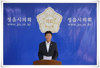 의회관5층 브리핑실에서 기념사진