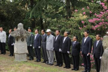 박준승묘소 헌화분향