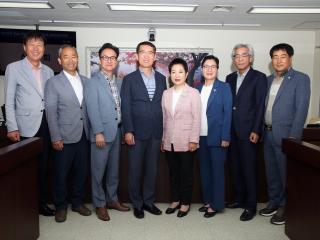 의회전반기 경제산업위원회 기념사진