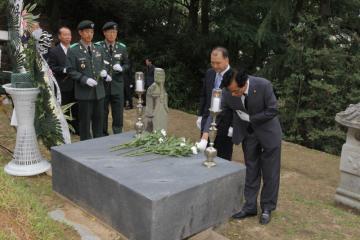 박준승묘소 헌화분향